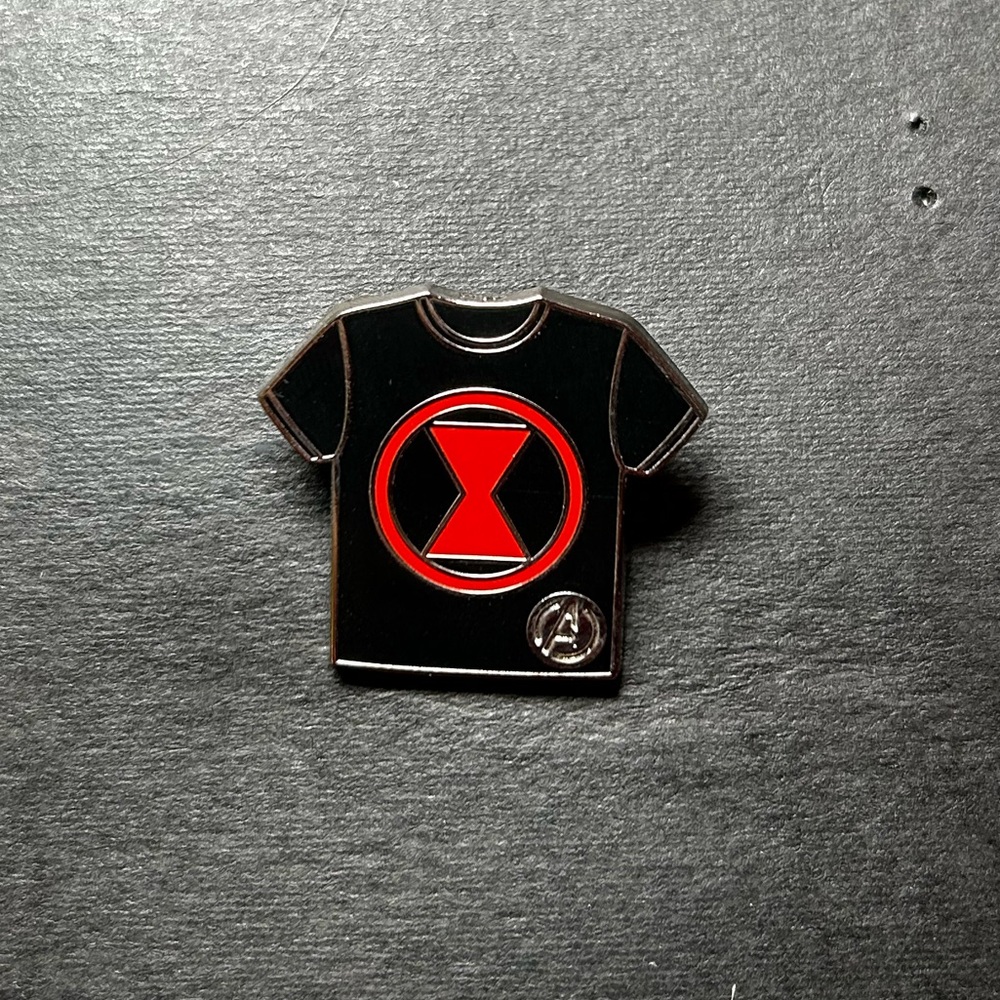 Black Widow - DLR 2024 hidden Mickey Mystery Pin Avengers T-shirts - Disney Pin